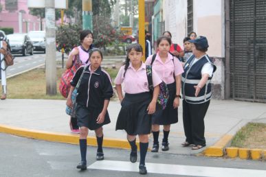 Estudiantes del distrito de Jesús María cruzando la calle