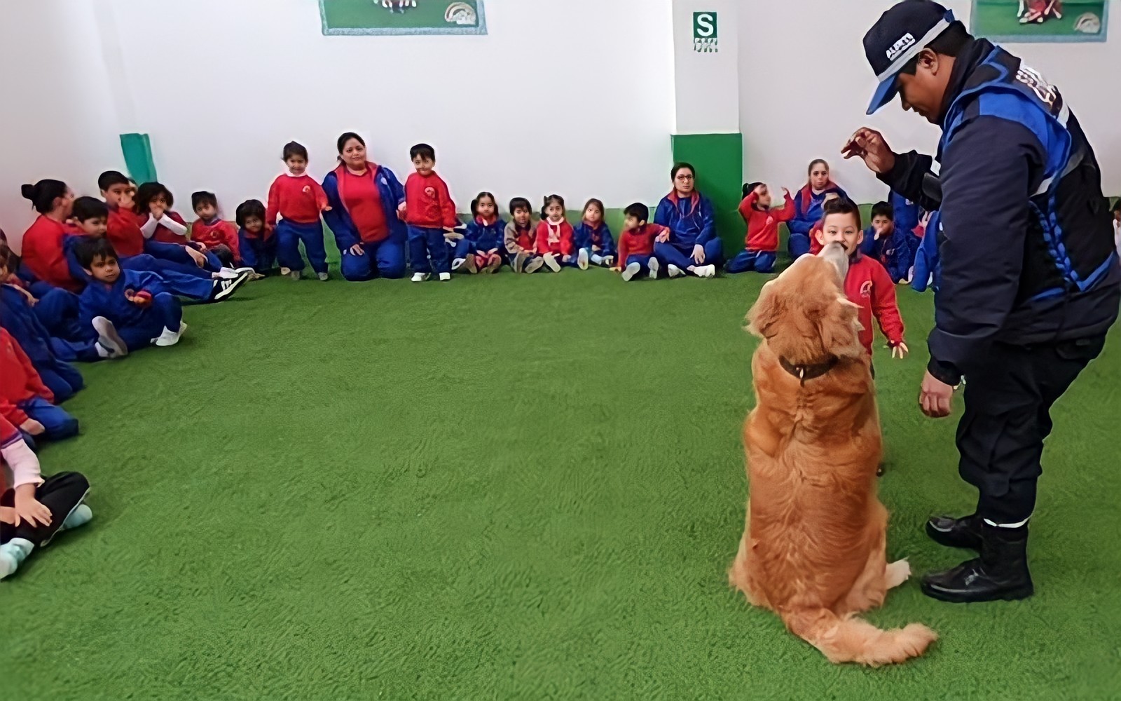 Personal de la Municipalidad de Jesús María en dinámica con perro entrenado y niños