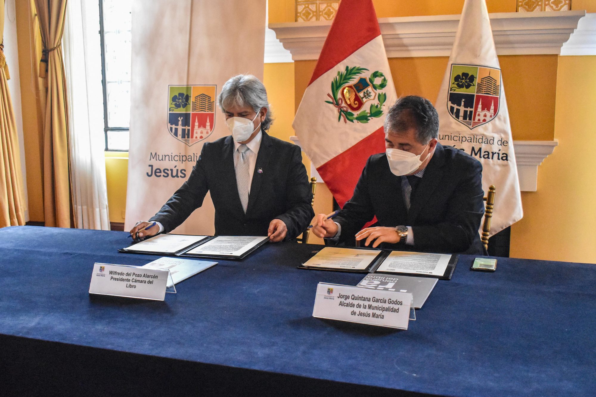 Foto donde se muestra al alcalde de Jesús María, Jorge Quintana, y al presidente de la Cámara Peruana del Libro, Willy Del Pozo, firmando convenio.