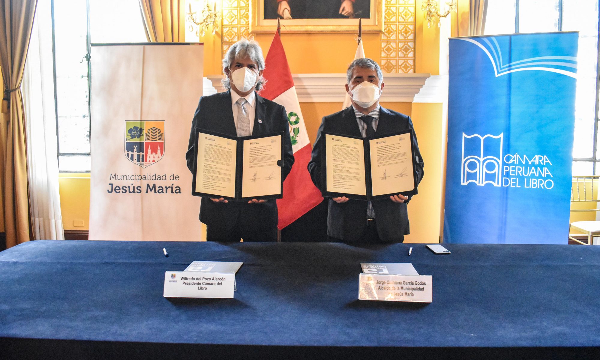 Foto donde se muestra al alcalde de Jesús María, Jorge Quintana, y al presidente de la Cámara Peruana del Libro, Willy Del Pozo, mostrando convenio firmado.