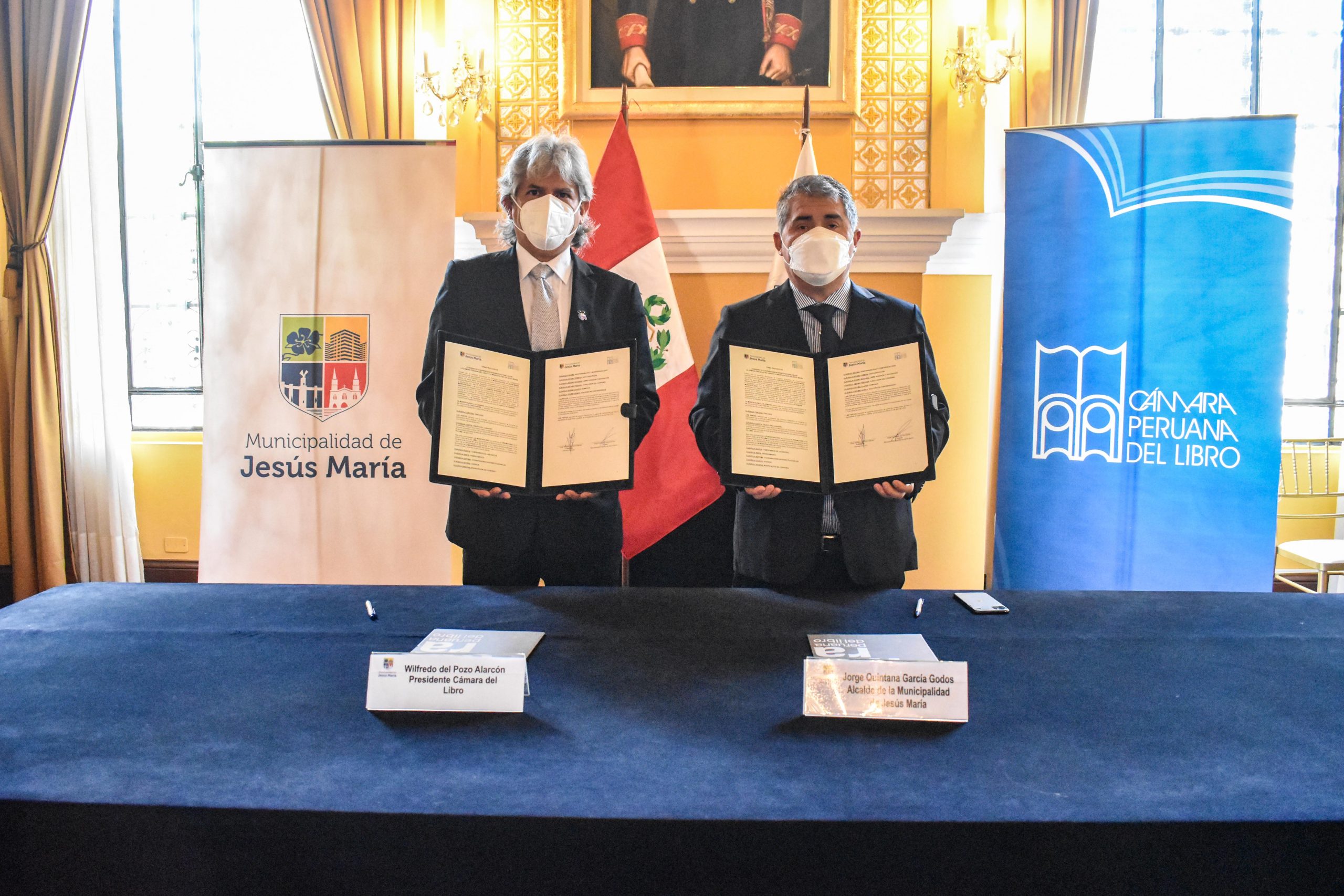 Foto donde se muestra al alcalde de Jesús María, Jorge Quintana, y al presidente de la Cámara Peruana del Libro, Willy Del Pozo, mostrando convenio firmado.