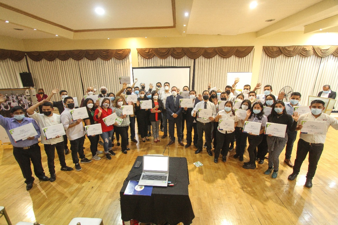 Foto grupal de representantes certificados como Restaurantes Saludables