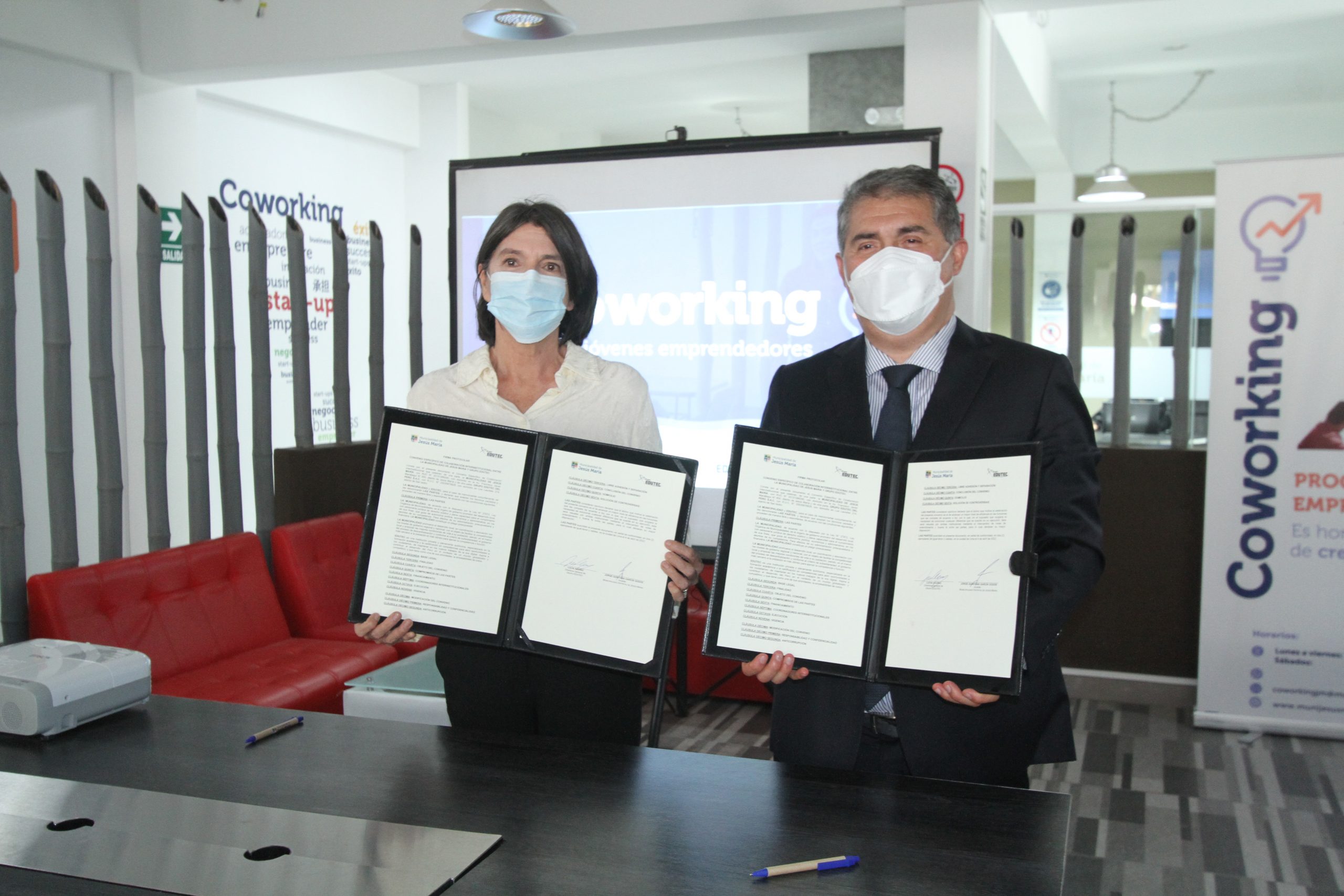 Alcalde Jesús María y Representante de Edutec mostrando convenio firmado