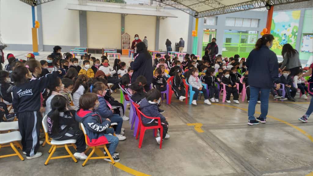 Niños de colegio público del distrito de Jesús María sentados en el patio dentro del evento realizado por la Biblioteca Viajera