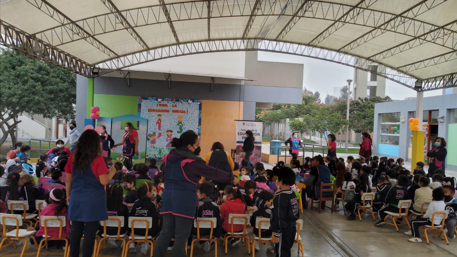 Niños y docentes de colegio público del distrito de Jesús María en el patio escolar previo al evento por el Día de la Educación Inicial donde estuvo presente la Biblioteca Viajera