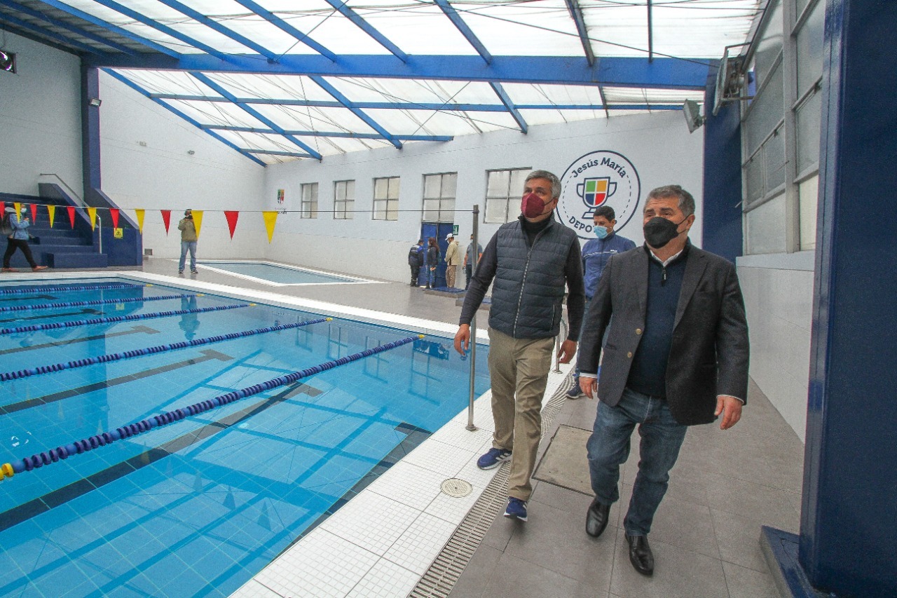 El alcalde Jorge Quintana acompañado del subgerente de deportes Jorge Canales, recorrieron las instalaciones para verificar que se encuentre 100% operativa