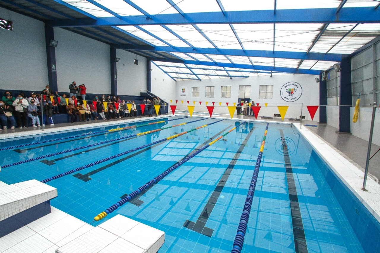 La piscina consta de 25 metros de largo y 6 carriles individuales, además existe una piscina más pequeña para bebés y niños pequeños.