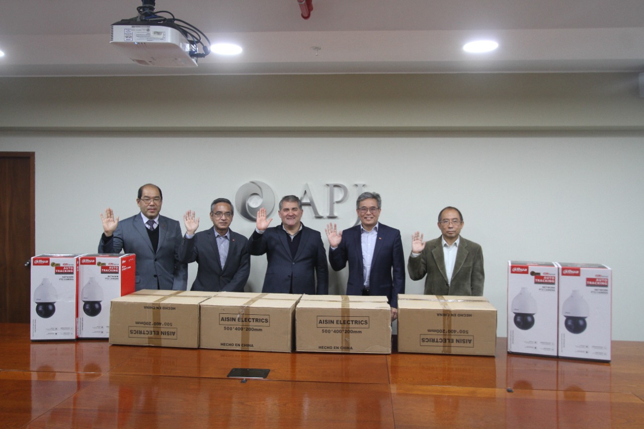 Comitiva de Asociación Peruano Japonesa entrega a alcalde Jorge Quintana donativo que fortalecerá la seguridad ciudadana en el distrito
