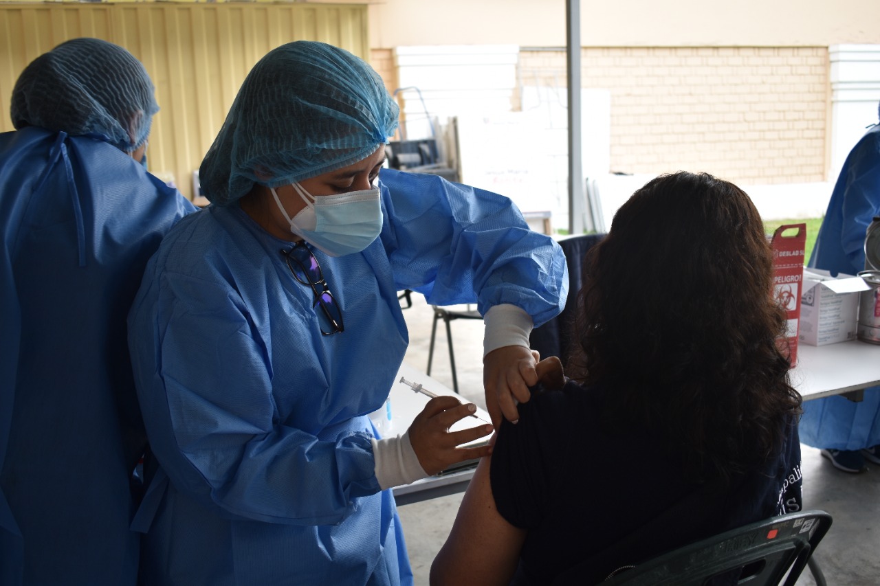 Personal del MINSA refuerza campañas de vacunación en centros de salud y diversos establecimientos