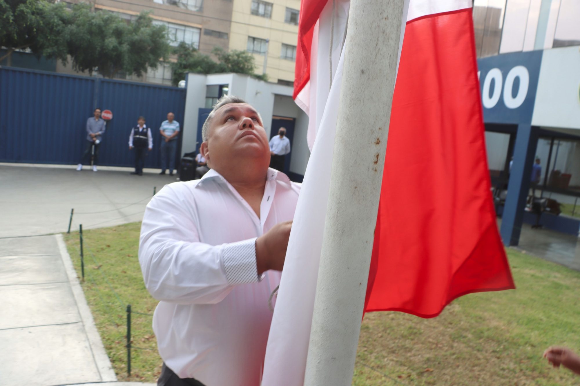 Alcalde Jesús Gálvez en primer izamiento de bandera en la base del serenazgo