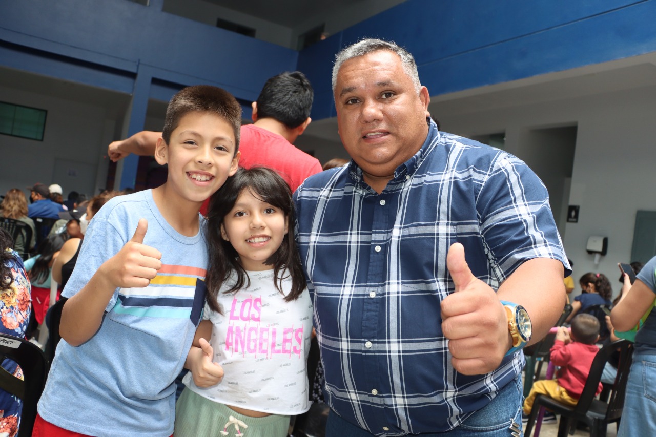 Alcalde Jesús Gálvez con niños inscritos en Talleres Deportivos Verano 2023